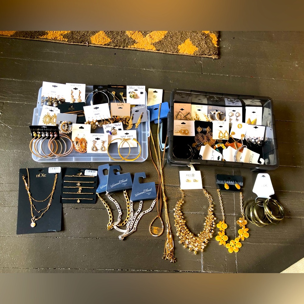 40 pieces of costume jewelry all new earrings,rings,necklaces,bracelets